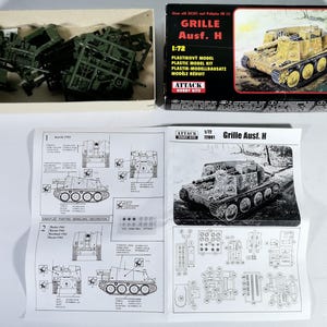 Op de afbeelding: Een modelbouwpakket van een Grille Ausf. H tank op schaal 1:72. De doos toont een geschilderd tankmodel. De set bevat ongeschilderde groene plastic onderdelen en instructies met diagrammen en montage-instructies.