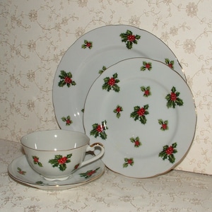 4 Pc. Christmas China Place Setting - 1950's LEFTON Holly & Berries