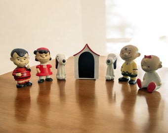 Rares personnages vintage des années 1970 en céramique Peanuts Snoopy avec niche pour chien