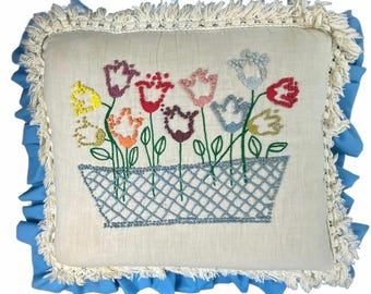 Coussin décoratif vintage rare à volants brodés de corbeilles florales