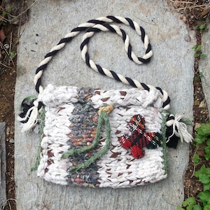 Petit sac à main tricoté avec bandes de tissu