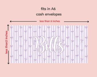 Puede incluir: Un sobre de efectivo rectangular con un patrón de rayas lavanda y blanco y detalles de lazos. La palabra "Bills" está escrita en cursiva. El sobre mide menos de 15 cm de largo y menos de 8 cm de ancho, diseñado para sobres A6.