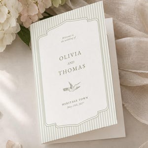 Puede incluir: Una tarjeta de programa de boda plegada con un borde de rayas verticales en verde claro y blanco y un marco decorativo. El texto dice Welcome to the wedding of OLIVIA AND THOMAS, HERITAGE TOWN, May 15th, 2027, con una pequeña ilustración de un ave.