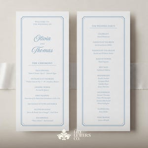 Könnte beinhalten: Zweiseitiges Hochzeitsprogramm mit hellblauem Rahmen. Die linke Seite zeigt "Willkommen zur Hochzeit von Olivia und Thomas" und listet die Zeremonie auf. Die rechte Seite listet die Hochzeitsgesellschaft auf.