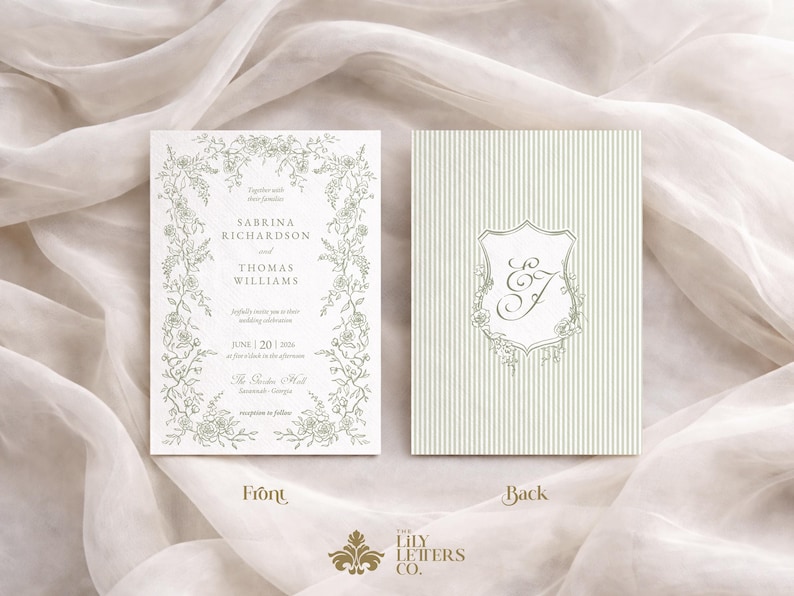 Puede incluir: Invitaci&oacute;n de boda con borde floral. La parte delantera presenta los nombres Sabrina Richardson y Thomas Williams, con la fecha de la boda el 20 de junio de 2026. La parte trasera tiene un monograma dentro de un escudo floral sobre un fondo a rayas.