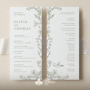 Könnte beinhalten: Hochzeitsprogramm mit den Namen Olivia und Thomas, verziert mit Blumen- und Schmetterlingsmotiven. Das Programm enthält Zeremoniedetails und Namen der Hochzeitsgesellschaft, gedruckt in einem sanften Grünton auf weißem Papier.