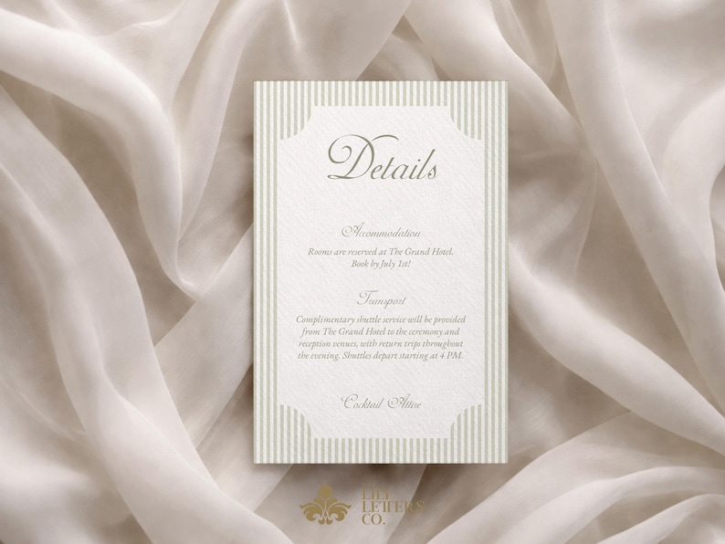 Puede incluir: Tarjeta rectangular con la palabra "Detalles" en escritura elegante. La tarjeta tiene un fondo beige claro con rayas verticales y un borde decorativo. El texto detalla el alojamiento y el transporte para un evento.