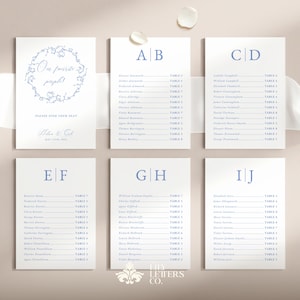 Può includere: Biglietti del tableau de mariage con testo blu su carta bianca. Le carte sono disposte a griglia, ognuna mostra i nomi degli invitati e i posti a tavola. Una carta ha il testo "Le nostre persone preferite!" e il nome della coppia e la data del matrimonio.