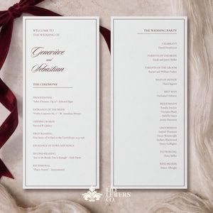 Può includere: Programma di nozze con testo e bordo bordeaux. Il programma elenca i dettagli della cerimonia, le letture e i nomi degli sposi, Geneviève e Sebastian. Un nastro bordeaux è drappeggiato sul programma.