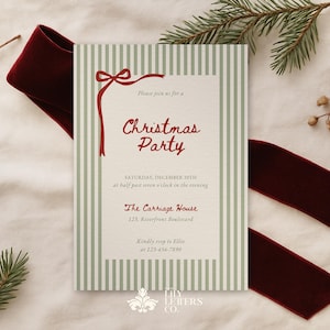 Könnte beinhalten: Weihnachtsparty-Einladung mit cremefarbenem Hintergrund und grünen Streifen. Der Text "Christmas Party" ist in roter Schrift geschrieben. Ein rotes Band und Zweige mit Grün und Beeren schmücken die Einladung.