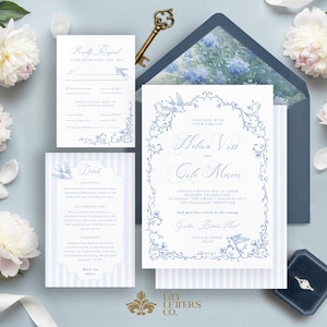 Puede incluir: Elegante conjunto de invitaciones de boda con una invitación principal, una tarjeta de confirmación de asistencia y una tarjeta de detalles. El diseño incluye detalles florales azules, un borde decorativo y un fondo a rayas. El conjunto se complementa con un sobre azul, una llave vintage y peonías blancas.