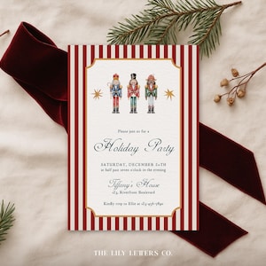 Könnte beinhalten: Eine rechteckige Einladungskarte für eine Weihnachtsfeier mit einem rot-weiß gestreiften Rand. In der Mitte befinden sich drei Nussknacker-Illustrationen, goldene Sterne und der schwarze Text: Please join us for a Holiday Party, Saturday, December 20th at half past seven o'clock in the evening, Tiffany's House, 123, Riverfront Boulevard, Kindly rsvp to Ellie at 123-456-7890.