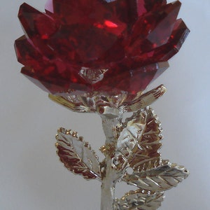 Rose en cristal rouge faite avec du cristal Swarovski sur une base en marbre