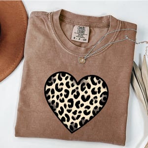 Camiseta com estampa de coração de leopardo, camiseta com estampa de mãe policial, camiseta com estampa de cachorrinho, camiseta com estampa de amor de Jones, camiseta retrô com estampa de coração, camiseta com estampa de coração sagrado, animal de professor