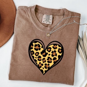 Camiseta com estampa de coração de leopardo, camiseta com estampa de coração sagrado, camiseta retrô com estampa de coração, camiseta com estampa de presente para mãe policial, camiseta com estampa de amor de cachorrinho, camiseta com estampa de Love Jones, animal de professor