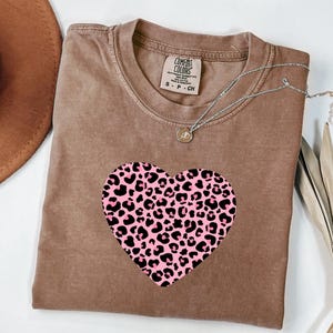 Camiseta com estampa de coração de leopardo, camiseta Love Jones, camiseta com estampa de animal para professor, camiseta com estampa de presente para mãe policial, camiseta com estampa de amor de cachorrinho, camiseta retrô com estampa de coração, camiseta com estampa de coração sagrado