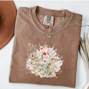 Boho Wildflowers Cottagecore Shirt, geperste bloemen onderzetter, cadeau voor vrouwen, shirt met wilde bloemenzak, botanische regenwaterprint, vintage bloemenprint
