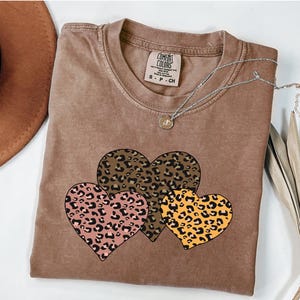 Camiseta com coração de leopardo, camiseta de presente para mãe policial, camiseta Love Jones, camiseta de amor de cachorrinho, camiseta de coração sagrado, camiseta retrô de caixa de coração, animal de professor