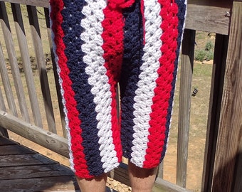 Pantalones cortos de abuela cuadrados de crochet hechos a mano, en rojo, blanco y azul, con cordón en la cintura.