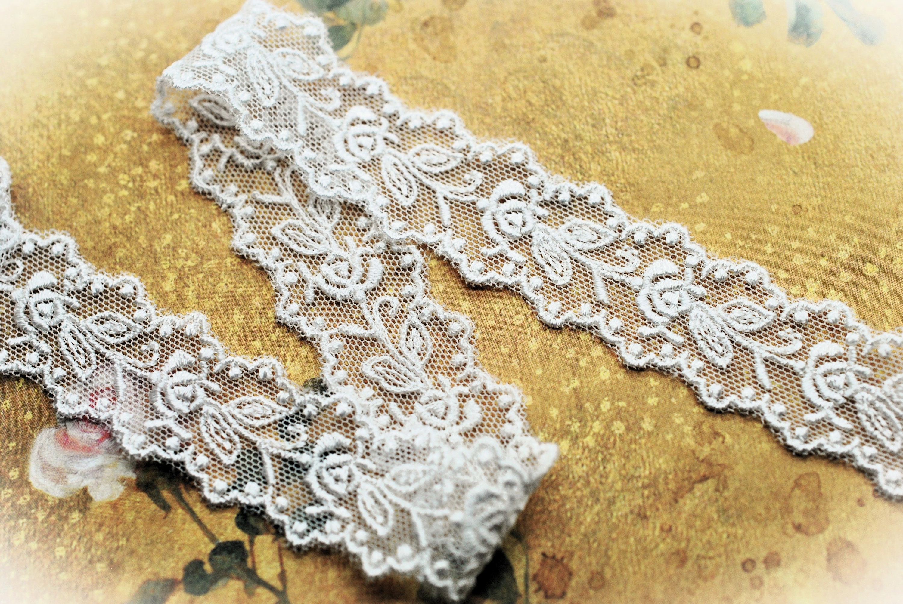 Dainty Scallop White Lace Trim: Scrapbooking, Doll Trim (7/8 inch wide