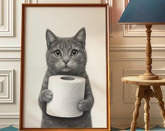Könnte beinhalten: Gerahmtes Kunstwerk mit einer grauen Katze, die eine Rolle weißes Toilettenpapier hält. Die Katze hat große, ausdrucksstarke Augen und steht im Mittelpunkt des Bildes. Das Kunstwerk ist in einem braunen Rahmen.