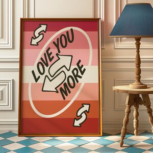 Drapeau lesbien, impression Love You More tendance, décoration inversée Uno lesbienne rétro, décoration queer typographique audacieuse - enseigne d'amour moderne, cadeau pour femme gay
