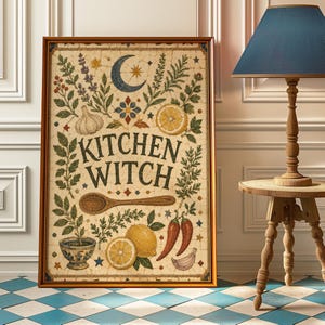 Pode incluir: Impressão artística emoldurada com estética vintage. A obra apresenta o texto "KITCHEN WITCH" rodeado por ilustrações de ervas, limões, alho, pimentas e uma colher de pau. A paleta de cores inclui bege, castanho, verde e azul.