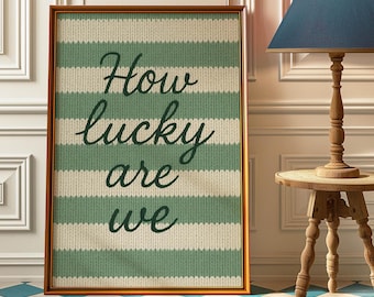 Arte mural tipográfico "How Lucky Are We" - Decoración coqueta en verde salvia - Arte preppy para dormitorios y salas de estar - Dormitorio moderno - Impresión para la pared de la entrada