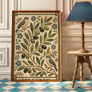 Pode incluir: Impressão de arte emoldurada com um design em mosaico de ramos de oliveira, azeitonas, flores azuis e pássaros. A obra de arte está emoldurada em uma moldura dourada. A impressão tem uma estética vintage e é adequada para decoração de casa.