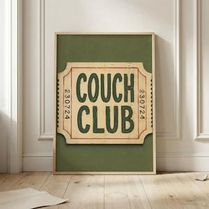 Couch Club-affisch – Rolig citat om hemmafru, väggkonst med vintagebiljetter, mysig soffa i vardagsrummet och studentrummet