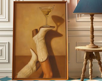 Può includere: Un'opera d'arte incorniciata con un paio di stivali da cowboy bianchi con ricami intricati, che sostengono un bicchiere da martini con olive. L'opera ha uno sfondo caldo e neutro ed è ambientata su un pavimento a scacchi blu e bianco.
