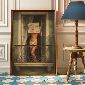 以下が含まれることがあります： 額縁に入ったアートワークは、バルコニーにいる人物が「NEWS」の見出しの新聞を持っている様子を描いています。その人物は白い下着を着用しています。アートワークは金のフレームに入っており、隣には青いランプと小さなテーブルがあります。