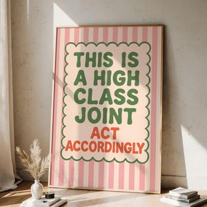 Detta är en högklassig gemensam poster - Retro trendig citat i lägenheten - Rolig funky väggkonst för studenthem eller kontor - Fräckt rosa randigt tryck
