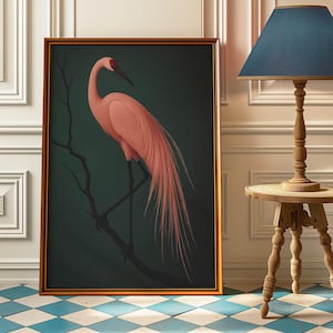 Puede incluir: Impresión artística enmarcada que presenta un ave rosa con largas plumas posada en una rama oscura sobre un fondo verde oscuro. El ave tiene una mancha roja en la cabeza y un pico negro. El marco es dorado.