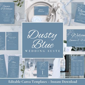 Op de afbeelding: Dusty Blue Wedding Suite Canva-sjablonen. Bewerkbare sjablonen omvatten een huwelijksuitnodiging, een RSVP-kaart, een welkomstbord, een tafelnummer, een menu en een zitplaatskaart. Het ontwerp heeft een stoffelige blauwe achtergrond met witte bloemmotieven.