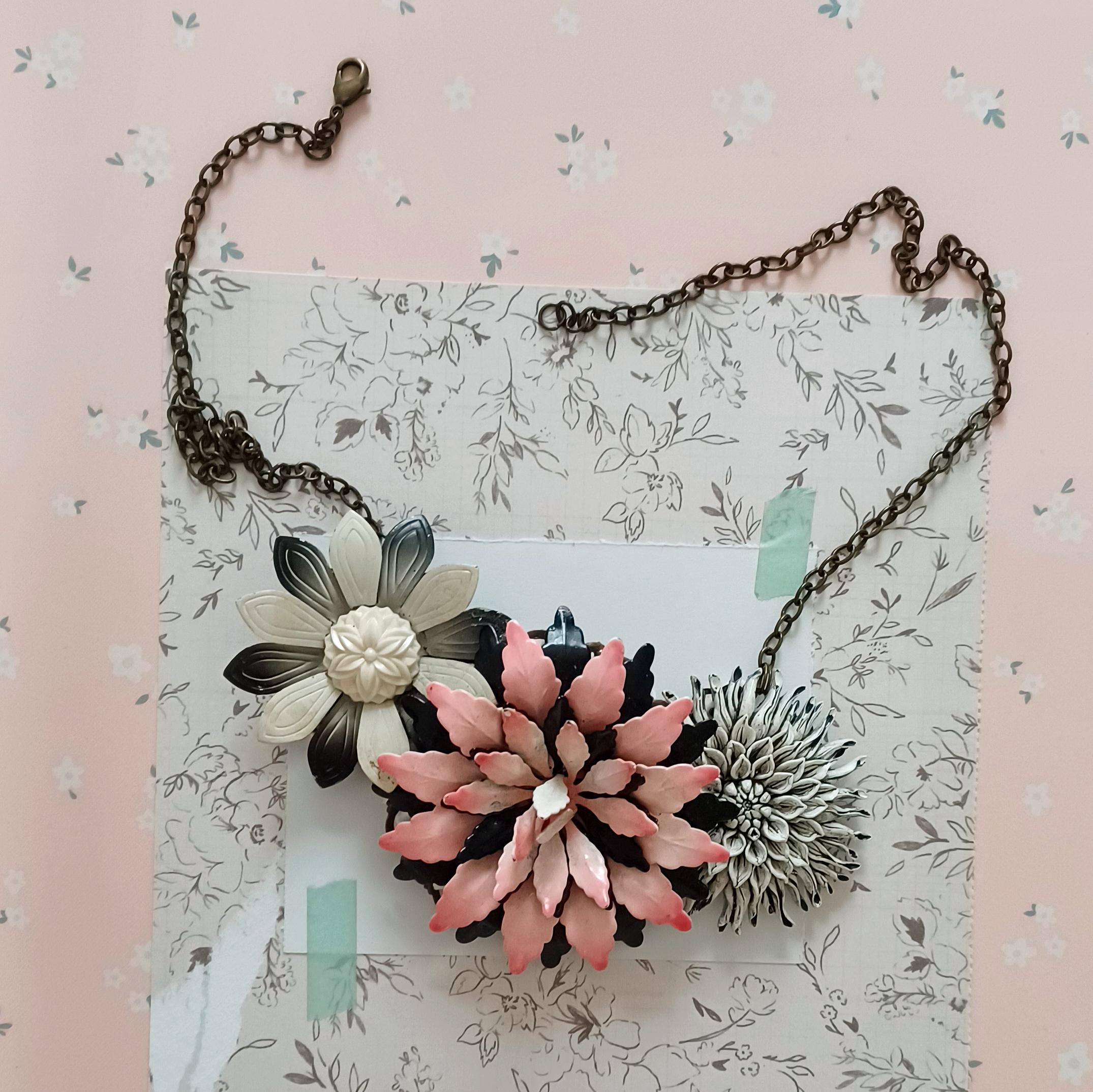 Collar llamativo con babero floral elaborado a mano con broches de flores vintage reciclados en rosa, negro y blanco