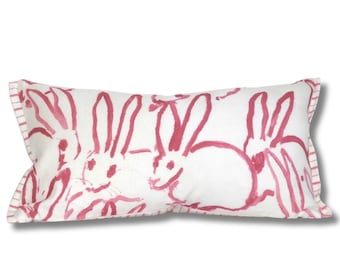 Funda de cojín lumbar Hunt Slonem Bunny Hutch, lino rosa (11x21)