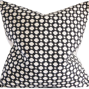 Housse de coussin Betwixt, gris charbon, écru, 50 x 50 cm, Schumacher, Studio Tullia, taie d'oreiller décorative, sur commande