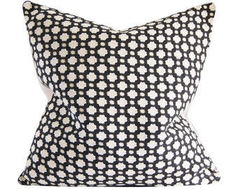 Funda de almohada tejida Betwixt, diseño geométrico en carbón y crudo, 20x20