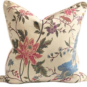 Funda de almohada decorativa Uccello Lampas en crema de Lee Jofa, fabricada en Italia, lista para envío.