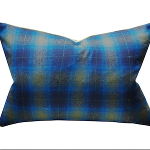 Puede incluir: Cojín de tiro de cuadros azules y verdes con una tela suave y texturizada.