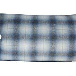Puede incluir: Un coj&iacute;n lumbar de color azul y blanco a cuadros con un tejido suave y texturizado.