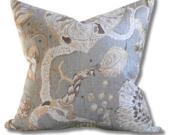 Funda de almohada botánica de lino, estampado floral color topo, reverso de algodón a rayas (43 x 43 cm)