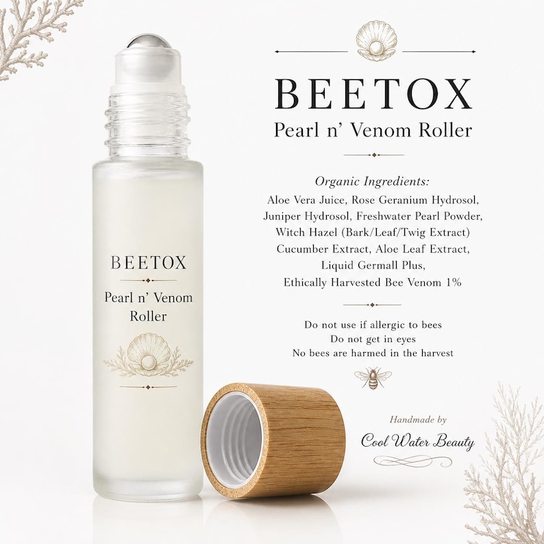 Op de afbeelding: Een heldere glazen rollerfles met een zilveren rollerbal en een houten dop. De fles is voorzien van het label "BEETOX Pearl n' Venom Roller". De tekst op het etiket vermeldt ook biologische ingredi&euml;nten. De dop is eraf.