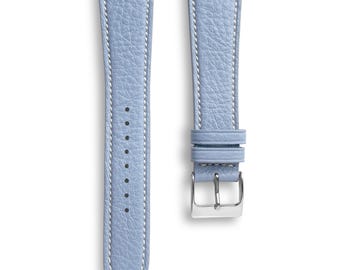 Peut inclure: Deux bracelets de montre en cuir bleu clair avec des coutures blanches. L'un des bracelets est doté d'une boucle argentée. Les bracelets sont en cuir texturé et sont conçus pour être fixés à un cadran de montre.