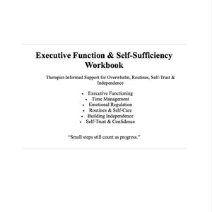 Pu&ograve; includere: Un quaderno bianco intitolato "Executive Function & Self-Sufficiency Workbook". Il testo include argomenti come Funzionamento Esecutivo, Gestione del Tempo e Regolazione Emotiva. &Egrave; visibile anche la citazione "I piccoli passi contano ancora come progresso".