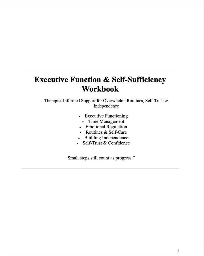 Pu&ograve; includere: Un quaderno bianco intitolato "Executive Function & Self-Sufficiency Workbook". Il testo include argomenti come Funzionamento Esecutivo, Gestione del Tempo e Regolazione Emotiva. &Egrave; visibile anche la citazione "I piccoli passi contano ancora come progresso".