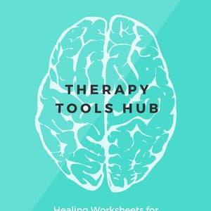 Pu&ograve; includere: Grafica turchese con un'illustrazione di un cervello bianco. Il testo "THERAPY TOOLS HUB" &egrave; centrato sopra "Healing Worksheets for Every Step". Quadrati bianchi in ogni angolo. Lo sfondo ha linee diagonali.