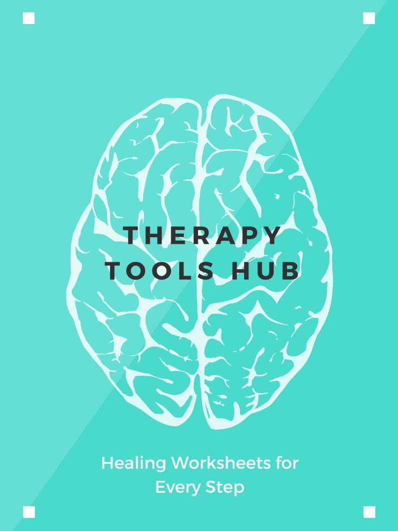 Pu&ograve; includere: Grafica turchese con un'illustrazione di un cervello bianco. Il testo "THERAPY TOOLS HUB" &egrave; centrato sopra "Healing Worksheets for Every Step". Quadrati bianchi in ogni angolo. Lo sfondo ha linee diagonali.