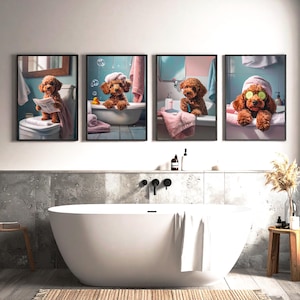 Puede incluir: Cuatro impresiones enmarcadas muestran un caniche marrón en un baño. El caniche lee un periódico, se baña, se cepilla los dientes y se relaja con rodajas de pepino. El baño tiene una bañera blanca, toallas rosas y una pared azul claro.